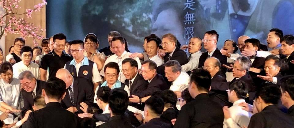 七月吉祥感恩孝親月，蔡炳坤執行長暨苗栗減災希望工程學校校長們，全程參與父母恩重難報經演繹活動，虔誠祈福！