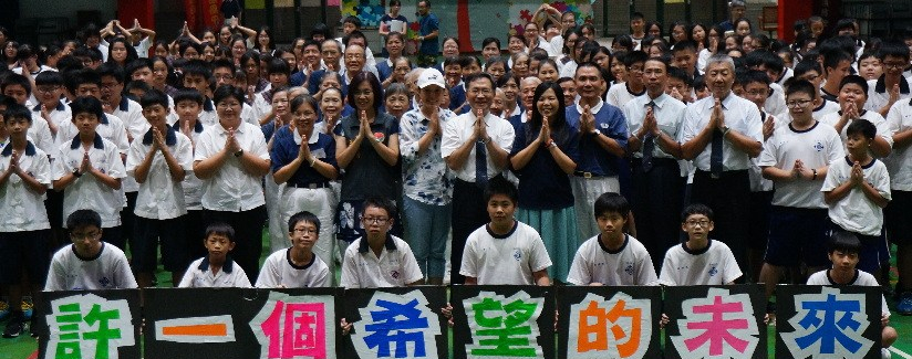 蔡炳坤執行長前往苗栗縣減災希望工程學校後龍國中、公館國中，以及苑裡高中進行人文關懷。(20180919)
