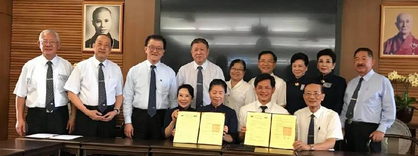 見證慈濟學校國際化再跨一大步！延續8月中旬慈大與慈科大聯合到印尼參加高等教育展暨招生宣導的因緣，經再三研議，今於精舍由慈濟科大分別與慈濟印尼分會簽訂人才培育、產學合作備忘錄。