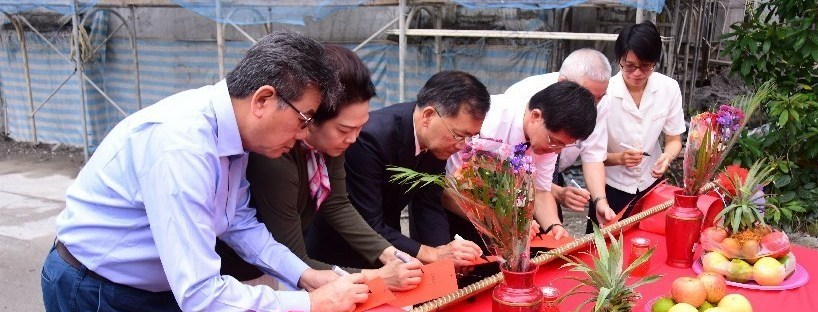 慈濟科技大學護理大樓預計明年三月完工，蔡炳坤執行長祈求上樑大吉，見證護理大樓上樑安置。(20181018)