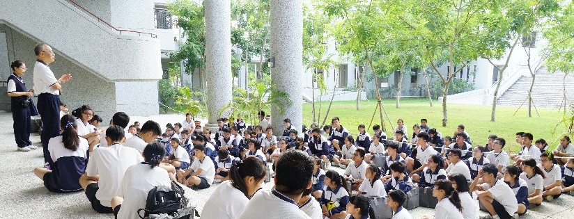 愛護青山綠水，碧草藍天～臺南慈濟高級中學師生佳里環保站服務。(20181024)