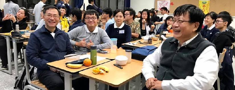 慈濟大學一年級醫學生每月與慈誠爸爸懿德媽媽相聚，蔡炳坤執行長與會分享慈濟教育全球佈局。(20181127)