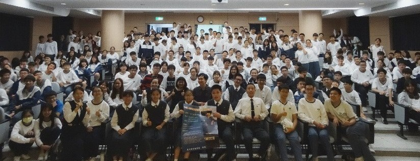 慈大附中舉辦名家講座，黃泓翔老師帶領學生拓展眼界。(20181204)