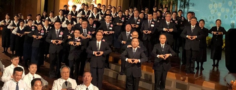 感恩尊重生命愛、歲末祝福齊發願～四大志業於花蓮靜思堂舉行歲末祝福，蔡炳坤執行長參加經藏演繹，全體教育同仁與會虔誠祈禱。(20190126)