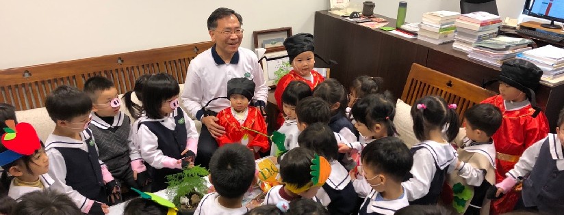 新年將至，大愛幼兒園小朋友們活潑可愛地既唱又跳，來向蔡炳坤執行長拜年，小小的辦公室帶來了寒冬裡大大的溫暖。(20190128)