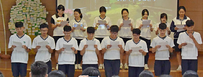 慈大附中舉行高三多元選修課程成果發表會，學生向師長說明所學成果。(20190527)