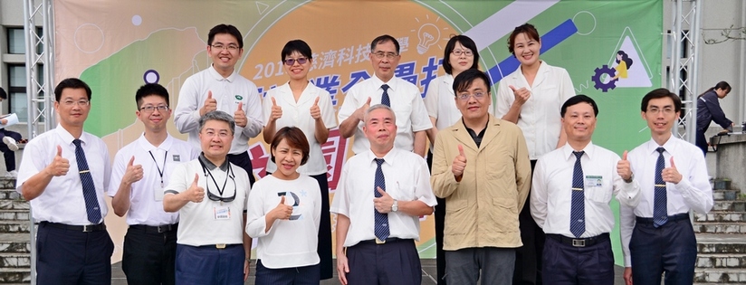 慈濟科技大學舉辦校園徵才博覽會，提供超過八百個職缺，吸引學生主動詢問工作內容。(20190426)