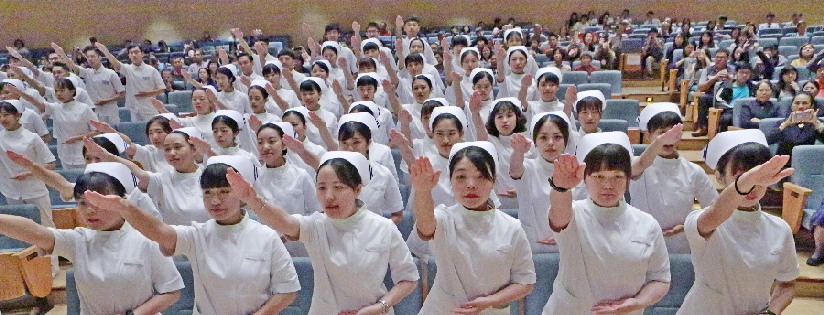 慈濟大學護理系加冠 88人將入院實習，師長期許學生走到需要的地方。(20190504)