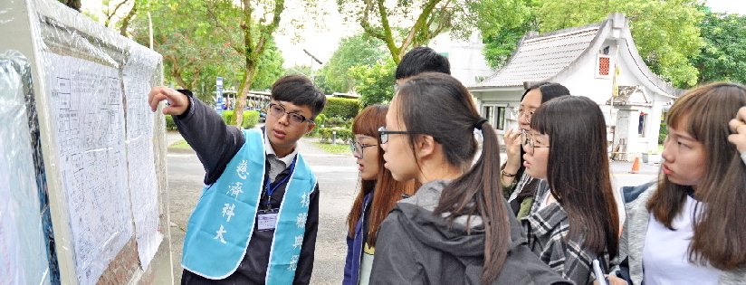 108學年度四技二專統一入學測驗在慈濟科技大學舉辦～考場服務隊協助學生找尋應試教室，到考率達9成。(20190504)