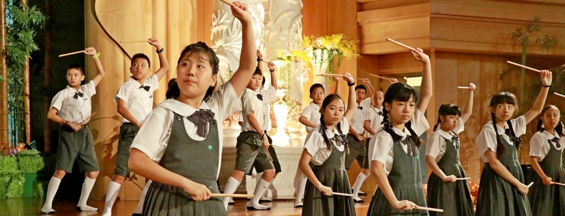 慈大附中全體畢業班師生以一曲手語「成長」，祝福學子揚帆啟航。(20190601)