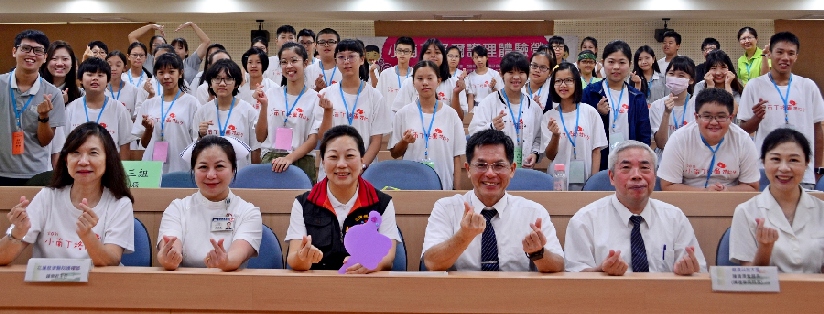 慈科大舉辦2019小南丁格爾護理體驗營，國中生首度扮演護理師。(20190823)