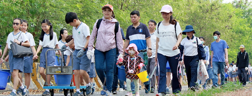 安平北堤迎曙光～臺南慈小秋季淨灘，逐一向遊客宣導環保觀念。(20191019)