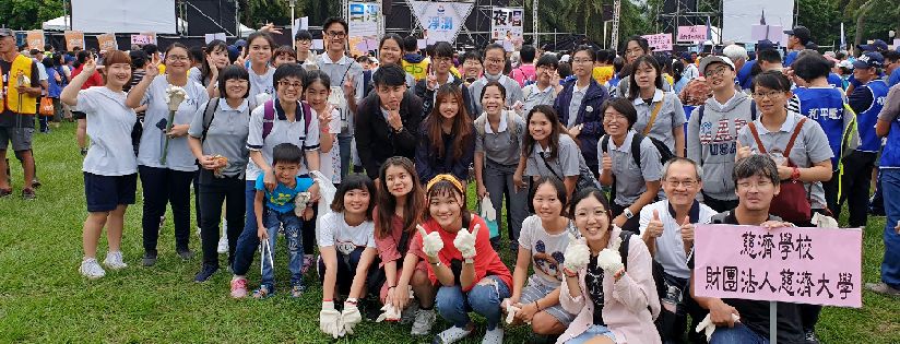 慈濟大學師生參加花蓮縣環境保護局日淨夜唱淨灘，此活動共清除七百多公斤海洋垃圾。(20191007)