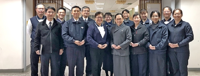 慈大附中十二位師長參訪慈濟學教研中心，五十多年慈濟史料一覽無遺。(20200217)