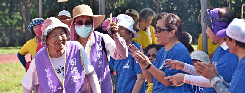 老人家杵枴杖堅持完賽～慈濟科大樂齡健康運動會。(20200908)
