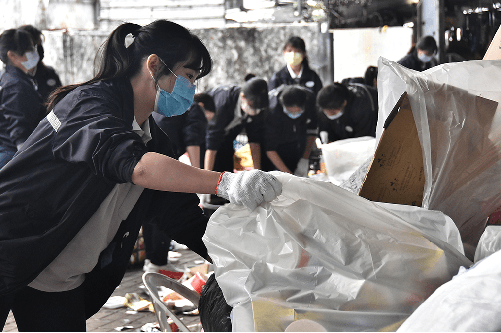 跨年垃圾滿地 科大學生彎腰做回收超有感