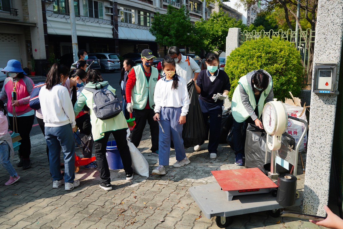 臺南慈小寒冬送祝福 掃街發春聯歡喜好厝邊