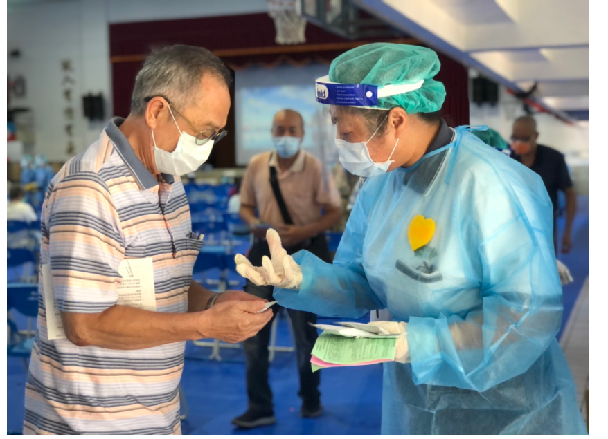 防疫傳愛不落人後 慈中師長樂當疫苗志工